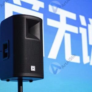 Спикер с кликером у большого LED‑экрана