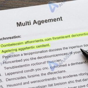 Многостраничный договор с выделенными маркером ключевыми пунктами.