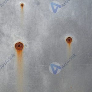 Царапаный металл с ржавыми пятнами.