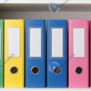 Цветные папки с ярлыками на полке в кабинете.