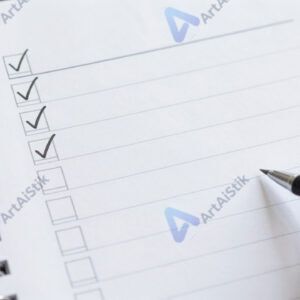 Чек‑лист задач на бумаге с галочками напротив выполненных пунктов.