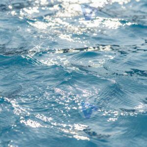 Поверхность воды в бассейне