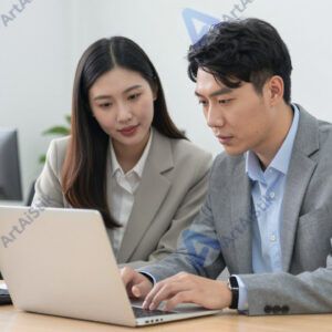 Руководитель и сотрудник в одном кадре у ноутбука