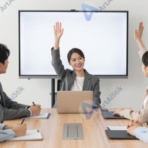 Команда в переговорной голосует поднятием рук за решение.