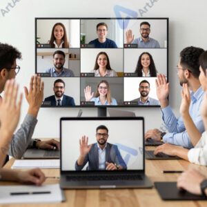 Группа коллег машет в камеру ноутбука при завершении онлайн‑встречи.