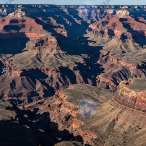 Каньон с разноцветными слоями породы