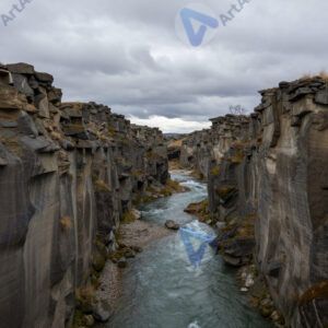 Ущелье с рекой внизу