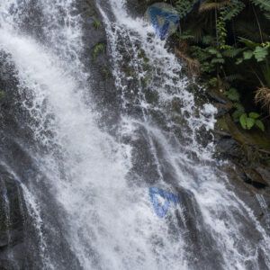 Крутой склон с водопадом