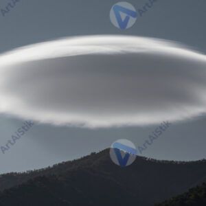 Лентикулярные облака над горой