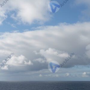 Облака над океаном