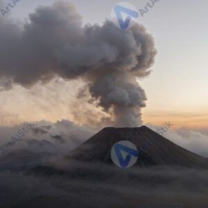 Облако пепла над вулканом