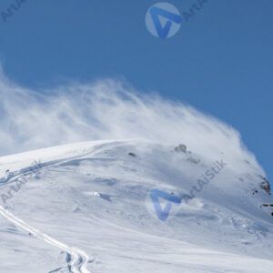 Снежные вихри на вершине горы