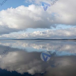 Облака отражаются в идеально гладком озере.