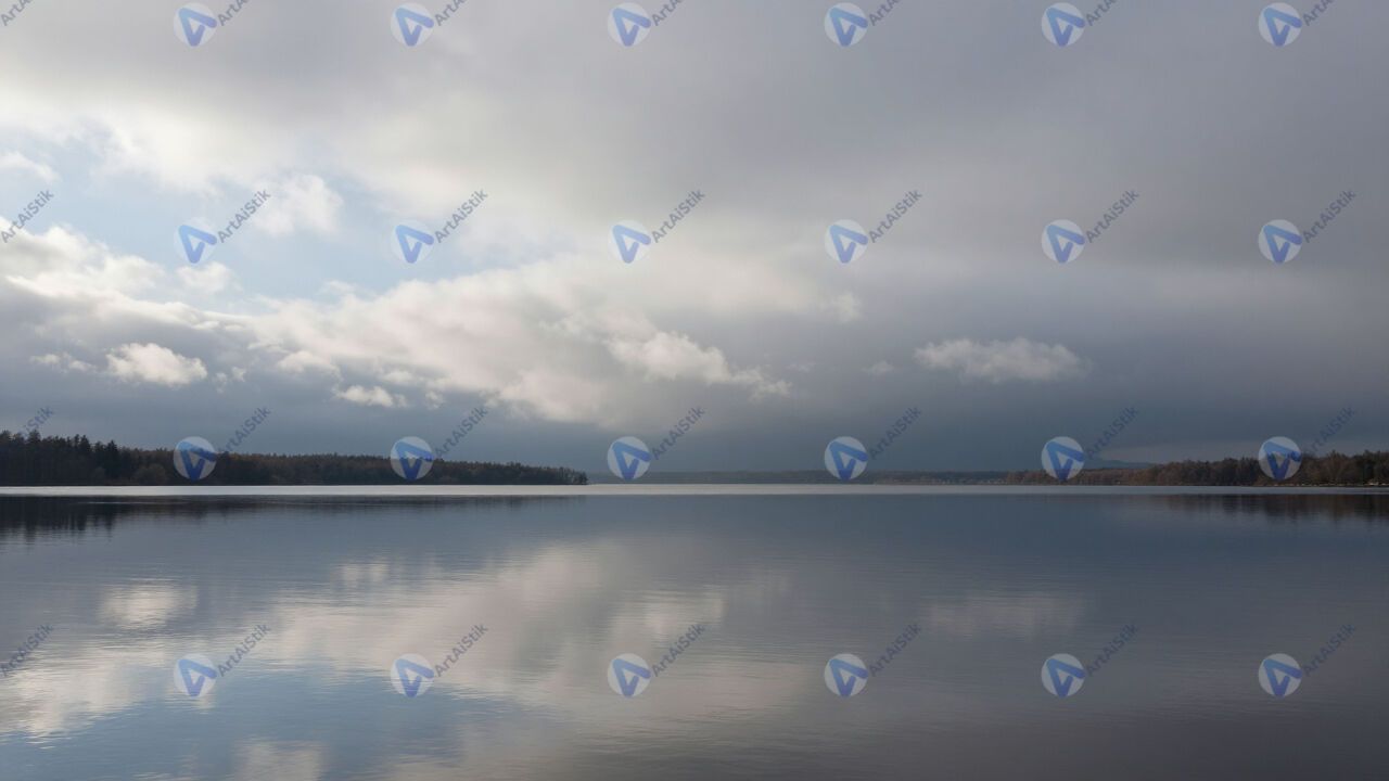 Облака отражаются в идеально гладком озере. Облака отражаются в идеально гладком озере.