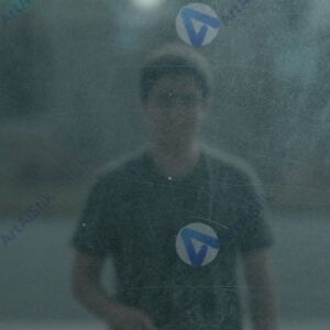 Стеклянная поверхность с мелкими царапинами и отражениями.