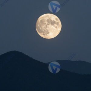 Полная луна над горным хребтом