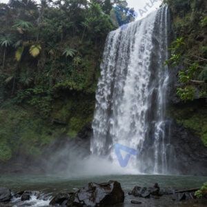 Водопад в тропическом лесу