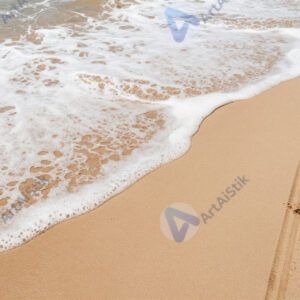 Прибой на песчаном пляже