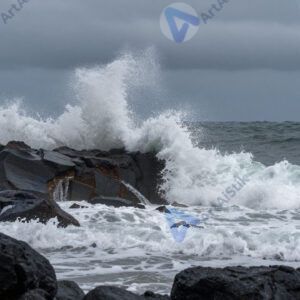 Волны разбиваются о чёрные скалы