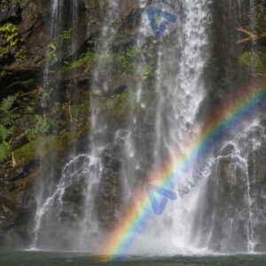 Водопад с радугой в брызгах