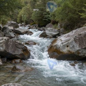 Горный ручей между валунами