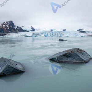 Ледниковая река с молочно-бирюзовой водой