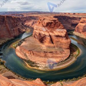 Каньон с рекой внизу