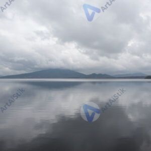 Озеро с отражением облаков