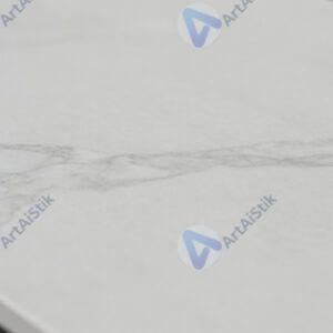 Мраморная столешница с лёгким блеском и прожилками.