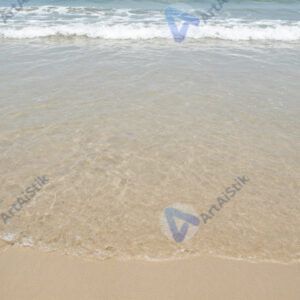 Мелководье с песчаным дном, прозрачная вода, волны. Мелководье с песчаным дном