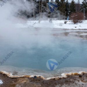 Горячий источник в снегу
