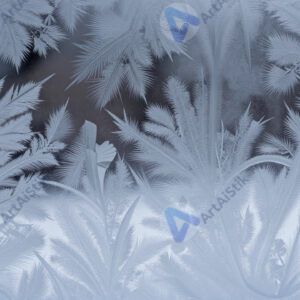 Замёрзшее стекло с ледяными узорами.