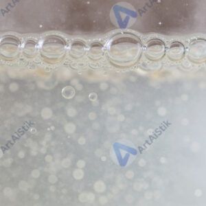 Макро‑фото пузырьков в газированном напитке.