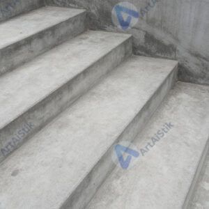 Шероховатая бетонная лестница