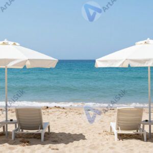 Пляж летом, зонтики, бирюзовое море, полдень. Пляж летом