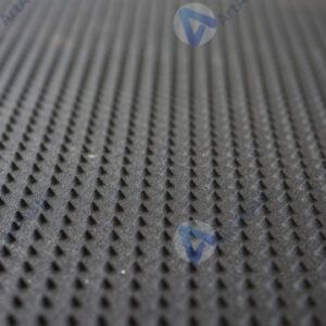 Поверхность резинового коврика с шипами.