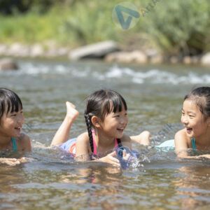 Купание летом, дети у реки, солнце, радость. Купание летом