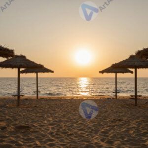 Пляжный закат летом, зонтики, море, золотая дорожка. Пляжный закат летом