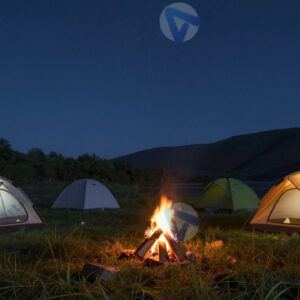 Лагерь у костра летом, палатки, звёзды. Лагерь у костра летом