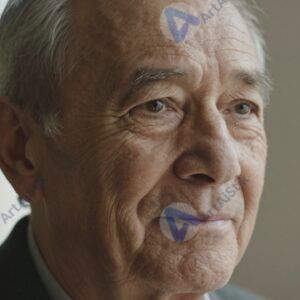 Возрастной портрет мужчины с морщинами и доброй улыбкой в мягком боковом свете