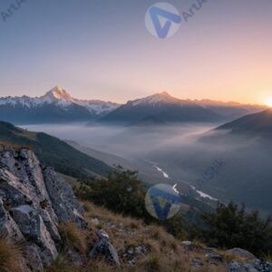 Утренний горный пейзаж с туманной долиной и первыми лучами солнца над вершинами