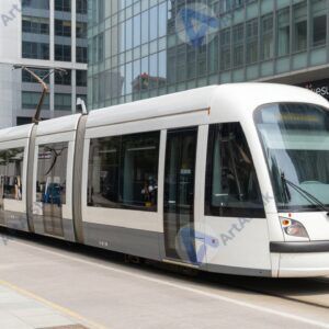 Электрический городской транспорт с современным трамваем на фоне деловых зданий