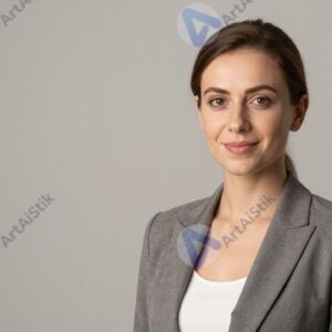 Женский портрет в студии с мягким рассеянным светом и нейтральным фоном