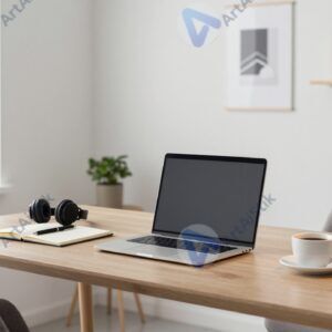 Домашний офис с ноутбуком и минималистичным интерьером для удалённой работы и фриланса